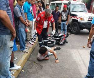 El sospechoso impactó contra un taxi, y según testigos en el lugar, dio varias vueltas hasta quedar a un costado de la calle. Foto: EL HERALDO