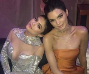 Las hermanas Jenner desataron controversia con su nueva línea de camisetas. Foto Instagram