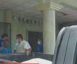 El cadáver de la mujer fue retirado de la clínica privada donde fue llevada para salvarle la vida. Foto: Captuda de video de Choluvisión.