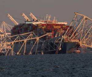 En horas de la madrugada, una embarcación con destino a Sri Lanka chocó contra el puente Francis Scott Key, provocando el colapso del puente y que varios vehículos cayeran al agua.