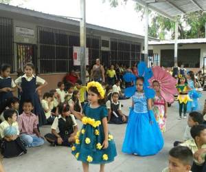 En la pasarela las candidatas realizaron un desfile con hermosos atuendos Fot: Cortesía Club Rotario Sur 2/ EL HERALDO.
