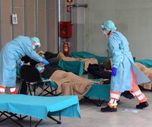 En Italia, la nación más afectada por el coronavirus después de China, han fallecido en las últimas 24 horas otras 250 personas. Foto AFP