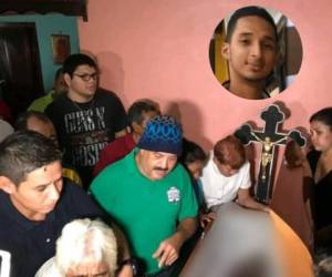 La consternación se apoderó de sus padres al arribar el cuerpo de Melvin Josué, de 21 años, quien es velado en Chamelecón.