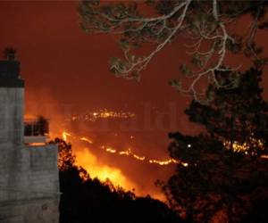 El fuego y el humo sembraron el terror y el pánico en la zona. Fotos: Alejandro Amador / El Heraldo.