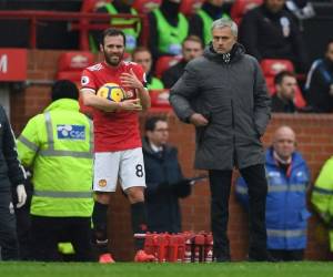 Juan Mata del Manchester United junto a su entrenador Jose Mourinho. (AFP)