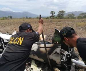 Miembros de la Dirección de Lucha contra el Narcotráfico llegaron al lugar para investigar el incidente. Foto: EL HERALDO