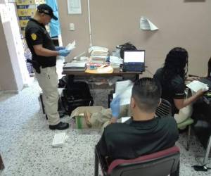 Personal de la Agencia Técnica de Investigación (Atic) durante el secuestro de documentos. Fotos: Ministerio Público....