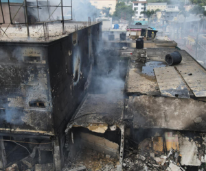 Los restos calcinados del local comercial tras la explosión en la localidad dominicana.