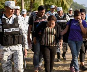 El pasado lunes cientos de migrantes trataron de cruzar la frontera a la fuerza y la Guardia Nacional. Foto AFP