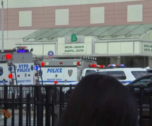 Según medios locales, al menos dos personas habían sido alcanzadas por los disparos. Foto: AP