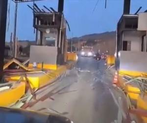 Desconocidos destruyeron este sábado con explosivos un peaje en construcción en la Vía Panamericana, entre las ciudades de Popayán (Cauca) y Cali (Valle del Cauca)