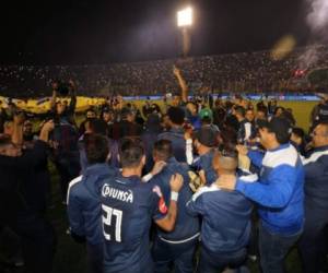 Motagua celebra en el campo de juego la obtención de su copa 16. Foto: David Romero / El Heraldo.