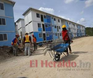 Por el mal trabajo que se hizo en la cimentación de las casas contenedores, ahora se trabaja en las mejoras. Foto: Jhony Magallanes/El Heraldo