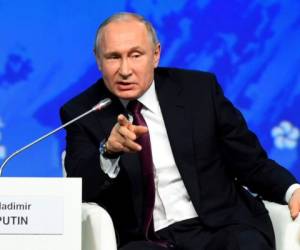 Vladimir Putin en su primera reacción sobre el informe presentado sobre la investigación sobre la relación entre la campaña electoral del presidente estadounidense Donald Trump. FOTO: AFP