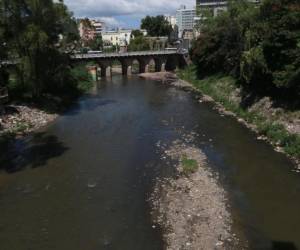 Las aguas verdosas, pestilentes y llenas de materia fecal y otros residuos son un mal endémico en los afluentes capitalinos.