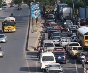 Las largas filas no cesan en la salida al sur (Foto: EL HERALDO)