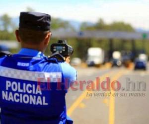 Con medidores de velocidad detectan a quienes exceden el kilometraje correspondiente.