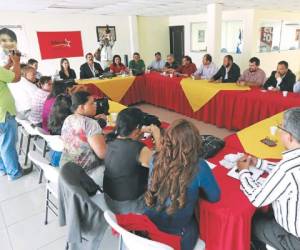 La mayor parte de los diputados del partido Libre acudieron ayer a una reunión con Zelaya.
