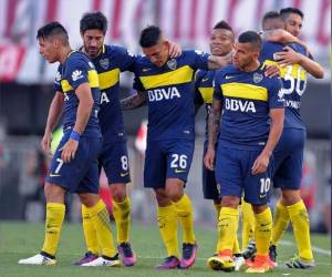 Los jugadores de Boca festejan el triunfo que los dejó líderes en Argentina (Foto: AFP)