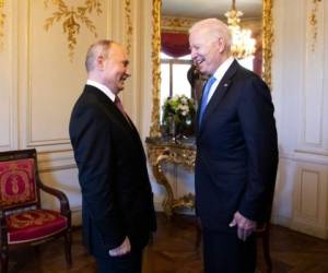 Al término de la cumbre de Ginebra, Putin y Biden consideraron constructivo el diálogo, aunque constataron su rivalidad y sus profundas divergencias en varios ámbitos. Foto: AP