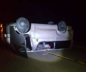 Así quedó el busito tras el volcamiento. Se desconocen los motivos del accidente.