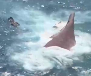 Los equipos de emergencia de Indonesia han localizado con la cubierta hundida y el casco flotando al barco de pasajeros cuyo naufragio, la madrugada del domingo 13 de septiembre, dejó seis muertos, 129 desaparecidos y 108 rescatados, según el balance provisional publicado este lunes 14.