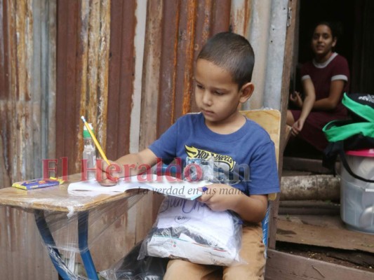 Dylan no dudo en comenzar a escribir su nombre en los cuadernos. Foto: Efraín Salgado/EL HERALDO.