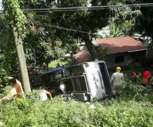 El bus rapidito cayó en una hondonada luego de que el conductor perdiera el control, según confirmaron testigos del hecho.