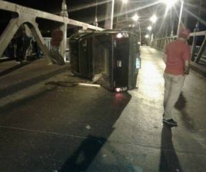 Tras protagonizar el fuerte impacto el conductor se dio a la fuga. Foto Gissela Rodríguez