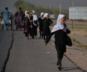 Las restricciones para las mujeres en la educación, que también afectan a una parte de las profesoras, se suman a otras en diferentes ámbitos, como por ejemplo la vida política. Foto: AFP