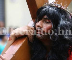 Vivir la caída de Jesús, el maltrato que sufrió y sus ropajes ensangrentados era motivo de tristeza y desolación para los más creyentes. Foto Emilio Flores/EL HERALDO