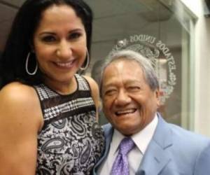 Fotografía en vida de Armando Manzanero junto a su esposa Laura Elena Villa. Foto: Twitter