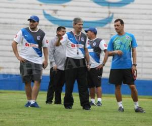 Carlos Restrepo junto al resto de su cuerpo técnico (Foto: Ronal Aceituno/OPSA)