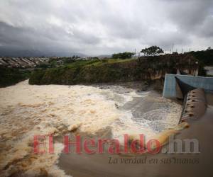 El nivel de la represa Los Laureles alcanzó el 100% debido a las fuertes lluvias, rebosó el agua sobre la cortina inflable y esto provocó crecida en el río Guacerique, pero sin daños.