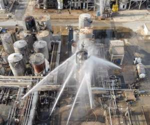 Los bomberos siguen trabajando en el incendio tras la explosión en la petroquímica de Tarragona. Foto cortesía Mossos d'Esquadra