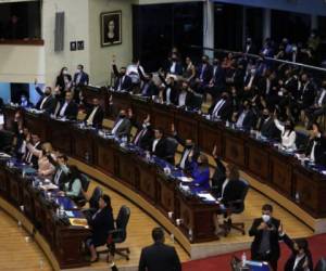 El presidente del Congreso, Ernesto Castro, propuso debatir la salida del fiscal general, Raúl Melara. Agencia: AFP.