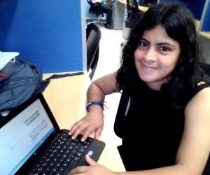 Keisy realiza con mucho entusiasmo sus tareas laborales.