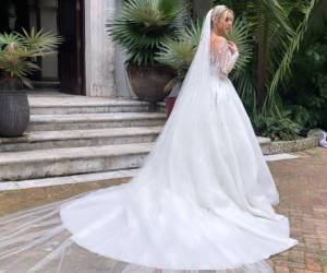 Lele Pons llegó al altar junto a su novio Guaynaa en una romántica ceremonia. La cantante venezolana para esta ocasión especial decidió utilizar tres vestidos de novia en los que lució hermosa.