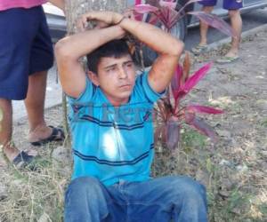 El sujeto fue amarrado por los vecinos del lugar a un árbol mientras esperaban a la policía. (Foto: El Heraldo Honduras)