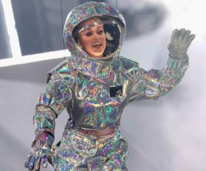 Katy Perry entró a la gala vestida de astronauta. Foto: AFP