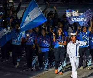 La delegación hondureña entrando al estadio Metropolitano de Barranquilla. (Foto: AFP)