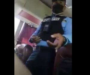 Captan a policía extorsionando a migrantes en su paso por Honduras