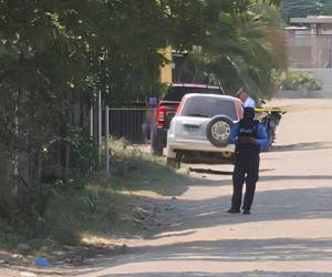 La víctima fue amarrada en un poste por los criminales. La Policía Nacional llegó a la escena del crimen.