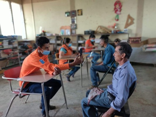 Miles de hondureños no han podido reclamar su documento debido a las largas filas en los centros de entrega.