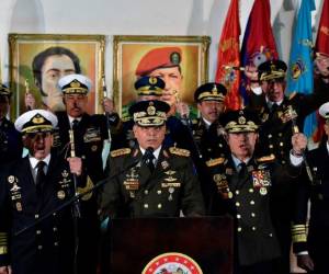 El ministro de Defensa, general Vladimir Padrino, se pronunció este jueves 'en apoyo al presidente constitucional'. 'No aceptamos a un presidente impuesto a la sombra de oscuros intereses ni autoproclamado al margen de la Ley'. (AFP)