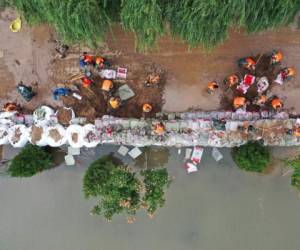 En la vecina provincia de Shanxi, al oeste, más de 120,000 personas fueron evacuadas y miles de viviendas se derrumbaron en las inundaciones. Foto: AP