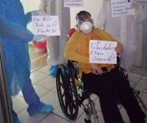 Momento en que la doctora salía de la sala donde permaneció hospitalizada.