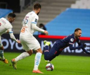 Neymar del Paris Saint-Germain cae al piso tras una falta de Álvaro González del Olympique de Marsella. Foto: AP