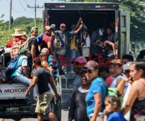 Al menos 2,000 hondureños conforman la caravana migrante que salió el sábado desde San Pedro Sula, Honduras. (AFP)