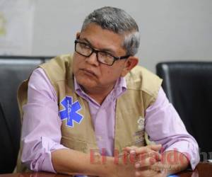 El funcionario está estable y aislado en su vivienda, presentó síntomas leves.